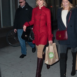 01-17 - Arriving at her apartment in New York City - New York